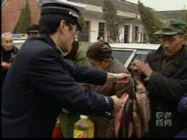 各地廣泛開展“送溫暖 獻(xiàn)愛心”活動