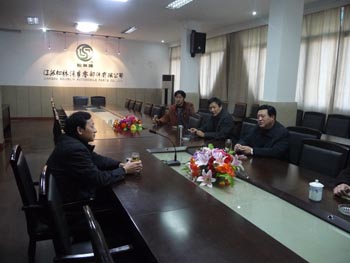 在危機四伏中負重奮進