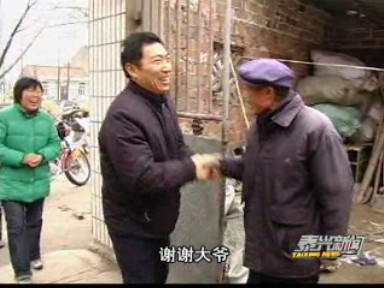 跟蹤報(bào)道:老人盼來失主 校服物歸原主