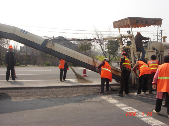 泰興市公路管理站:抓住有利時節(jié) 做好路面修補