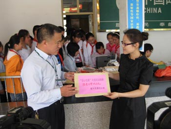 襟江小學(xué)開展“‘5•12’災(zāi)區(qū)學(xué)生六一關(guān)愛”活動